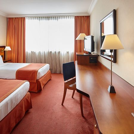 Hotel Doubletree By Hilton Paris Bougival Exterior foto