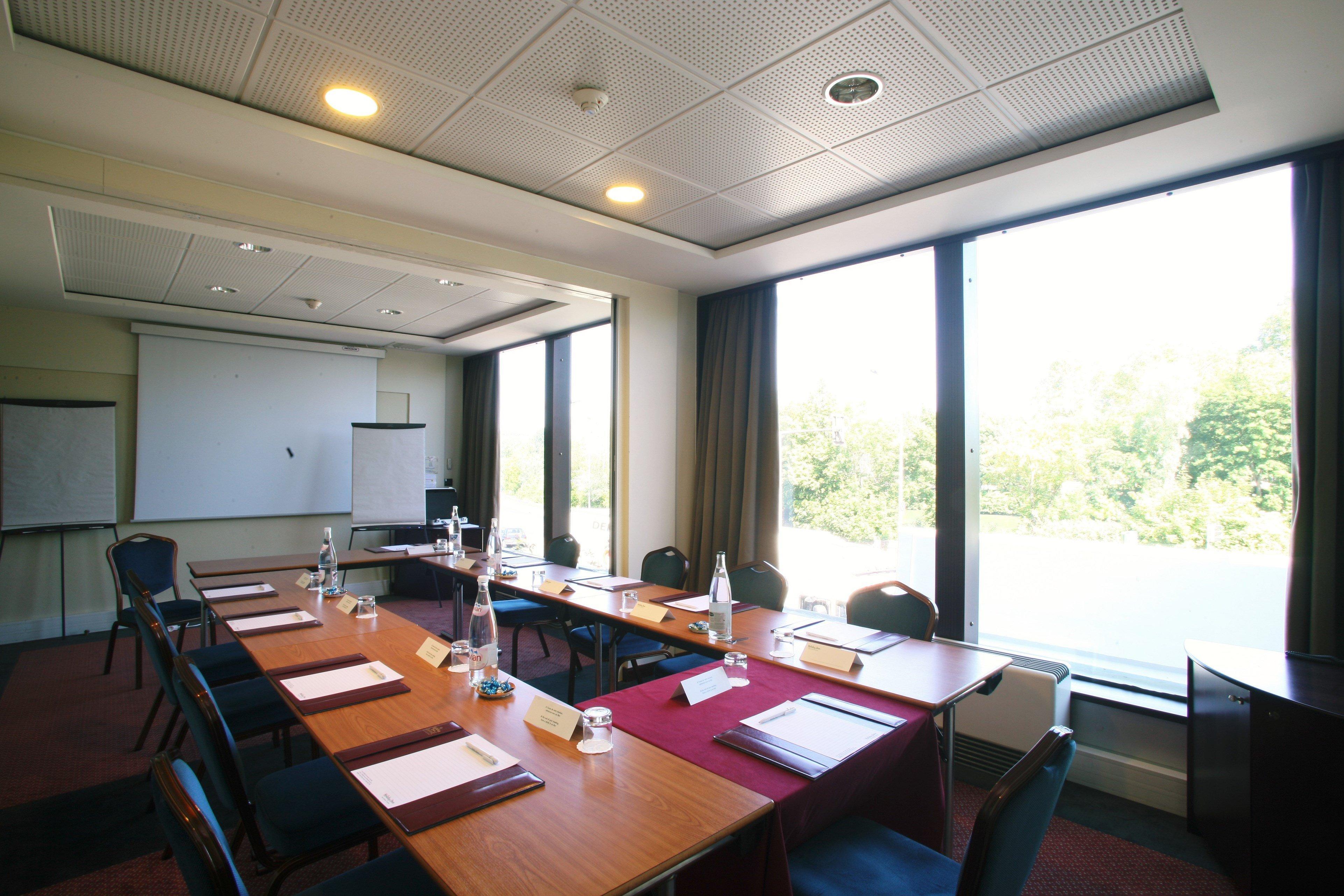 Hotel Doubletree By Hilton Paris Bougival Exterior foto