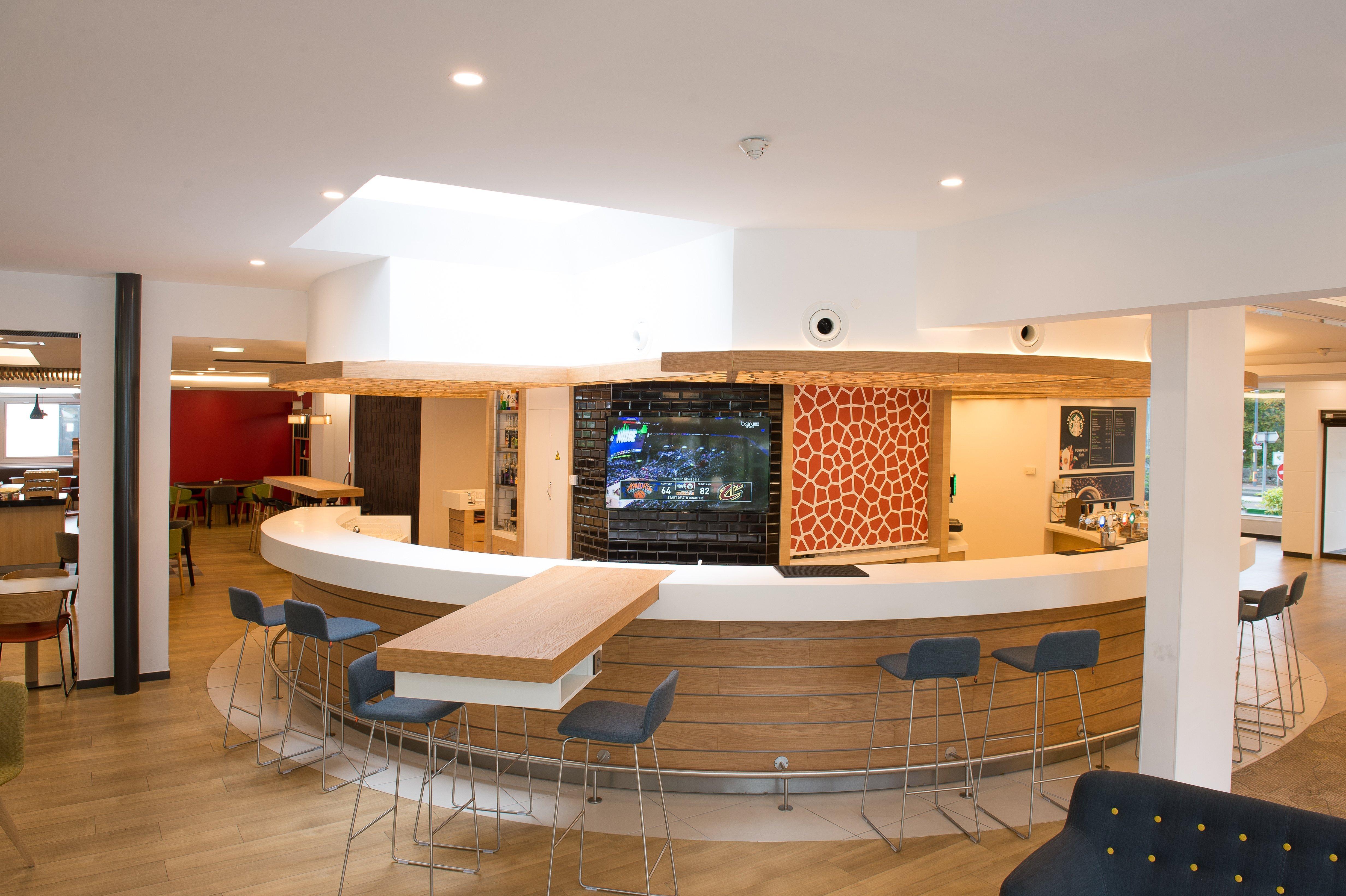 Hotel Doubletree By Hilton Paris Bougival Exterior foto