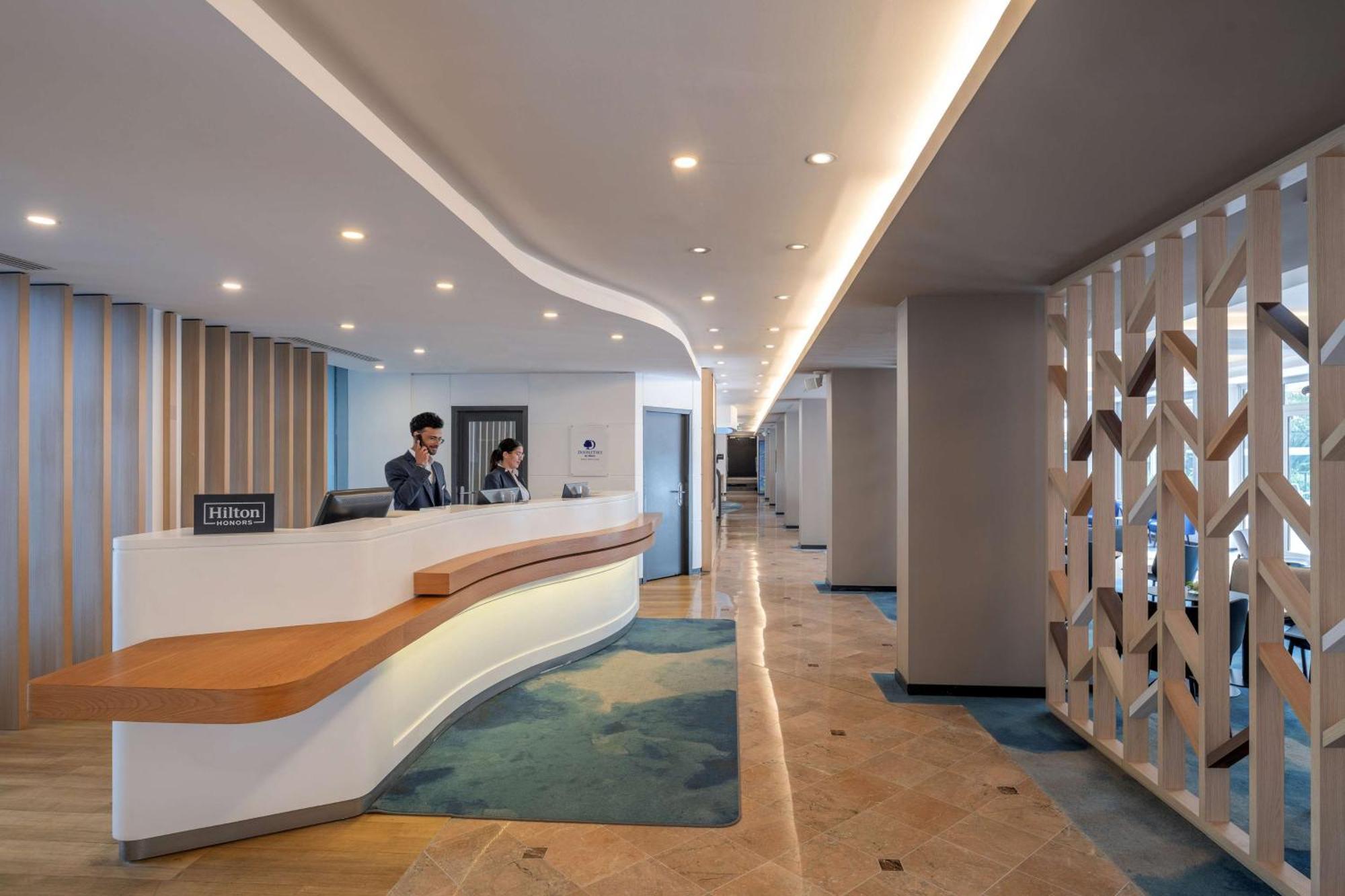 Hotel Doubletree By Hilton Paris Bougival Exterior foto