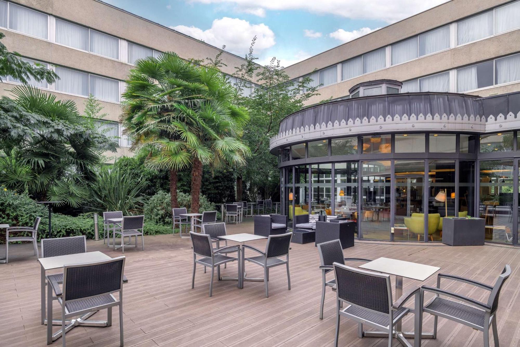 Hotel Doubletree By Hilton Paris Bougival Exterior foto