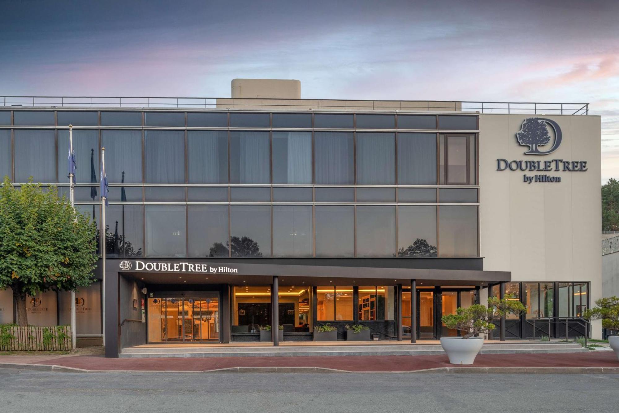 Hotel Doubletree By Hilton Paris Bougival Exterior foto